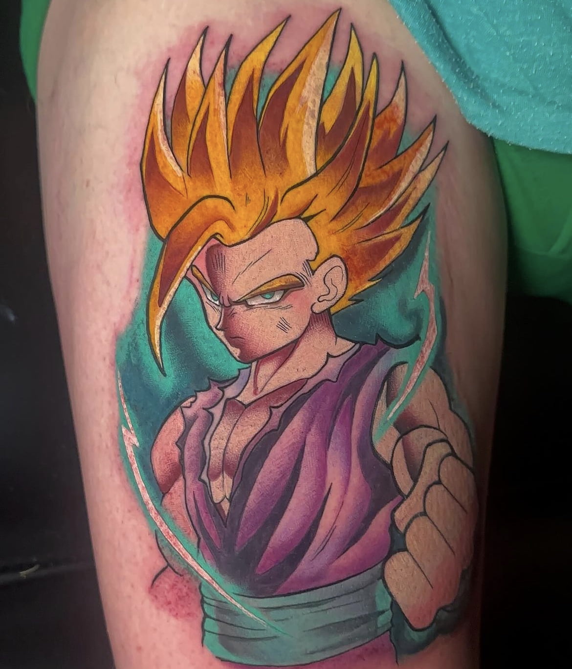 Tatuaje anime Gohan brazo estilo neotradicional Tatuaje de Gohan con técnica colorida, estilo neotradicional en el brazo, transmitiendo poder y determinación.
