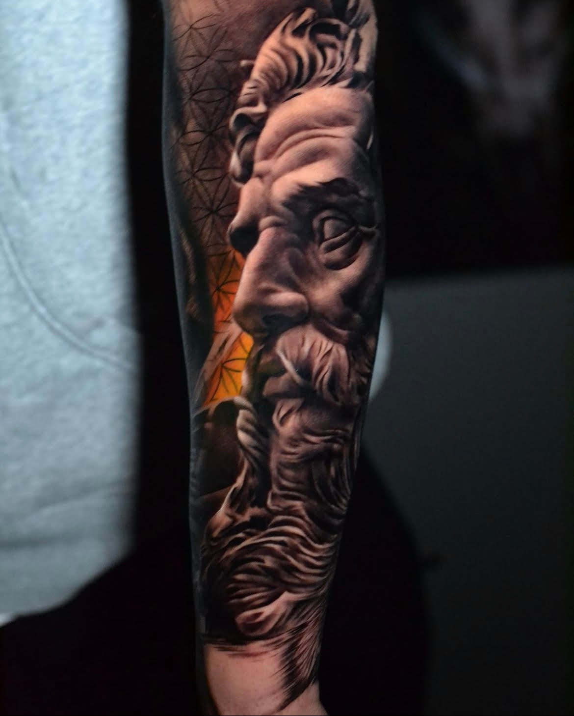 Tatuaje de busto en estilo realista black and grey en el antebrazo, transmitiendo profundidad y misterio.