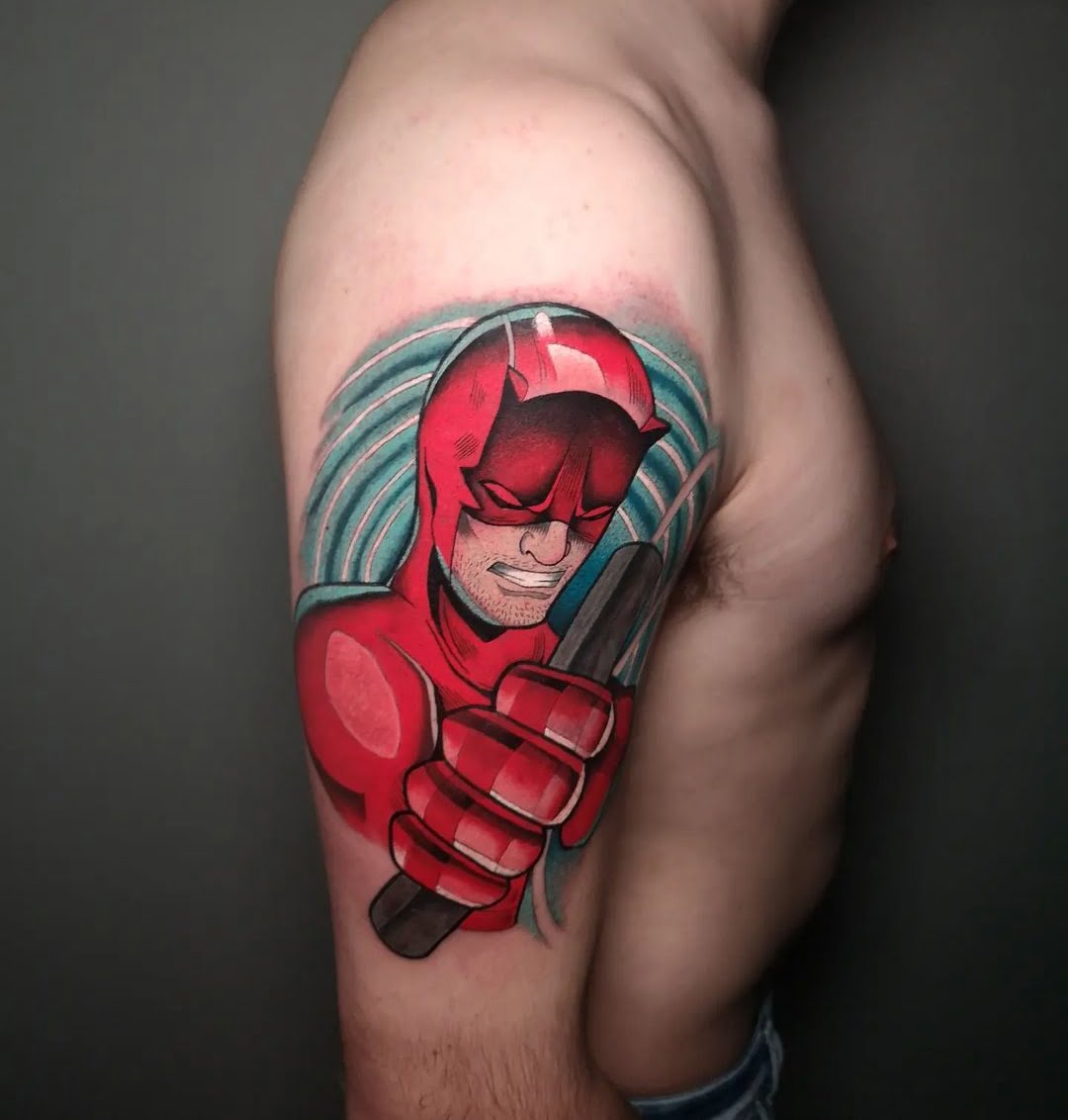 Tatuaje de superhéroe en rojo y negro, estilo neotradicional en el brazo, transmitiendo fuerza.