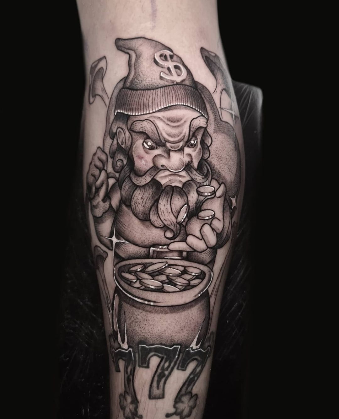 Tatuaje de un gnomo estilo blackwork en la pantorrilla con detalles realistas y sombras profundas.