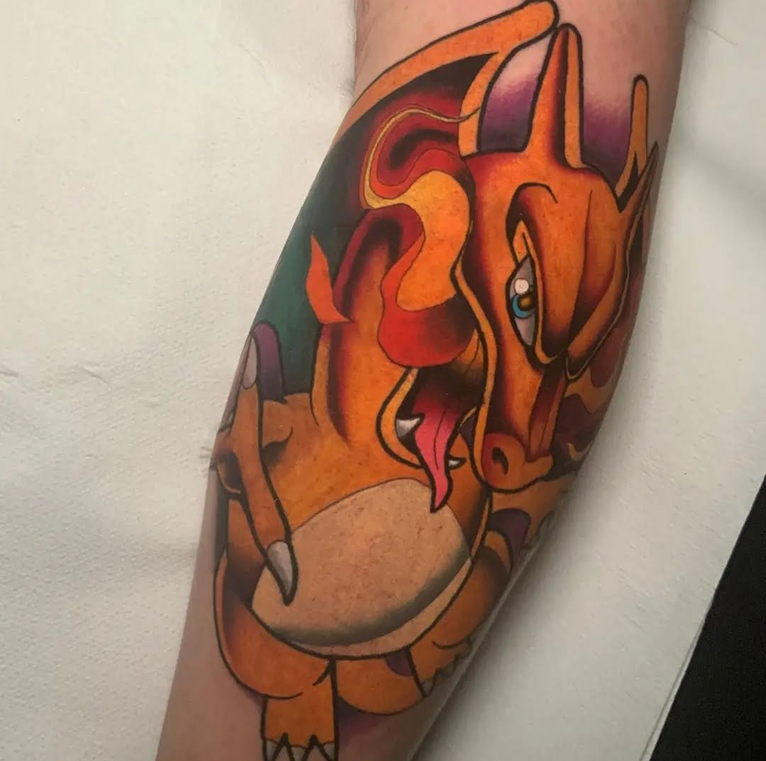 Tatuaje de criatura en estilo neotradicional con colores vibrantes en pantorrilla.