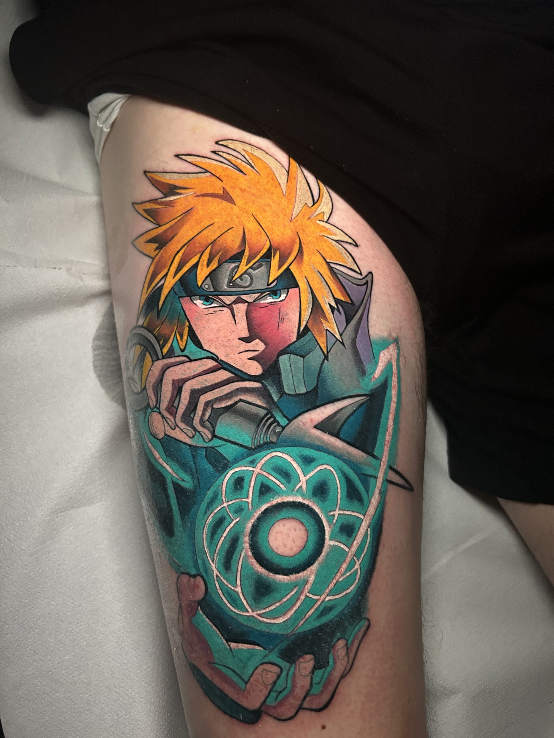 Tatuaje de personaje de anime en estilo realista full color en el muslo