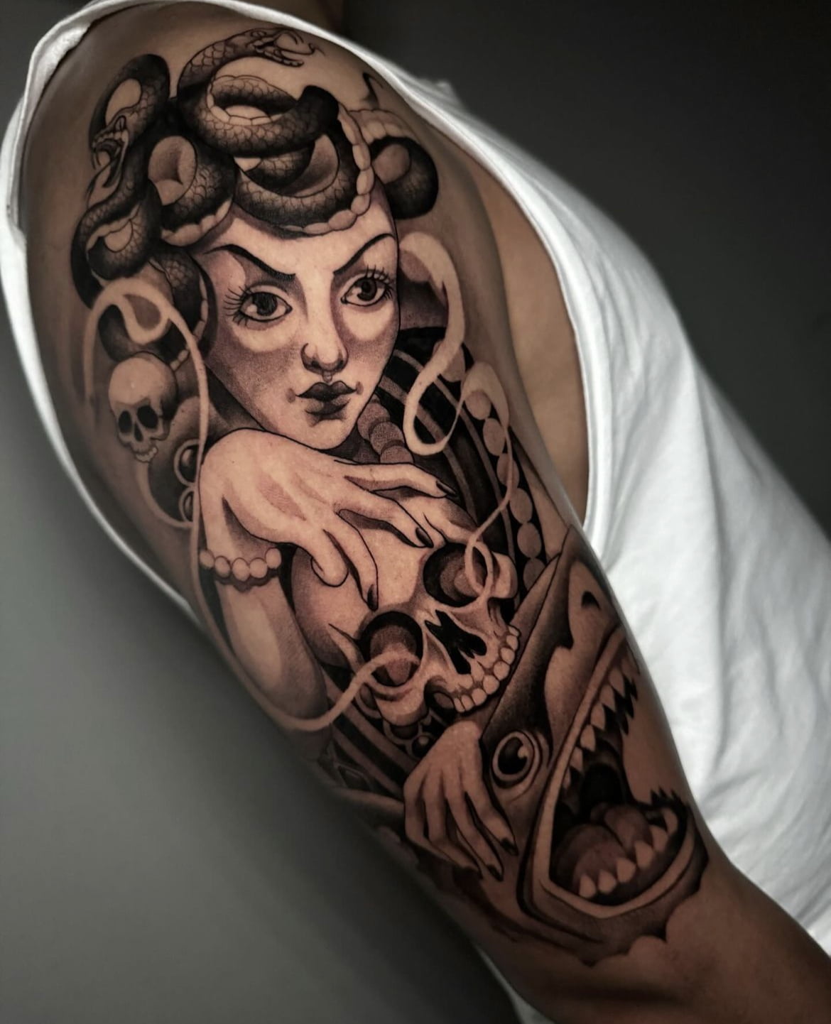 Tatuaje de Medusa con serpientes en estilo neotradicional en el brazo, transmitiendo misterio.