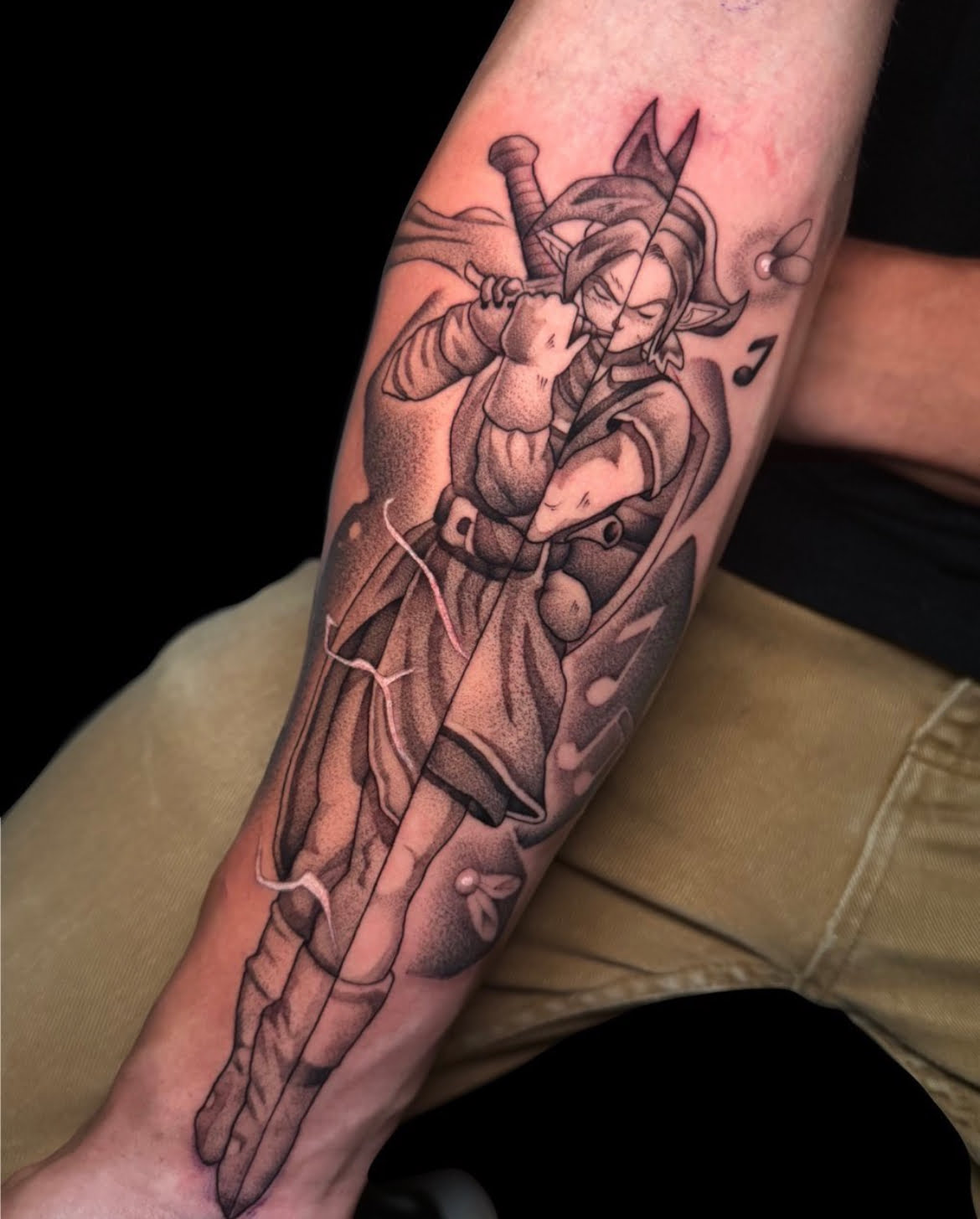 Tatuaje de guerrero al estilo blackwork en antebrazo, transmitiendo fuerza y nostalgia.