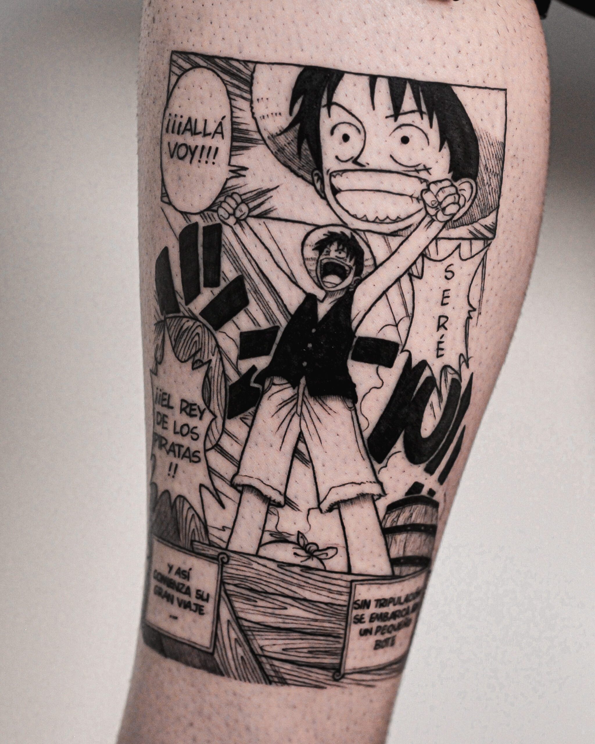 Tatuaje de Luffy de One Piece en estilo manga, línea fina.