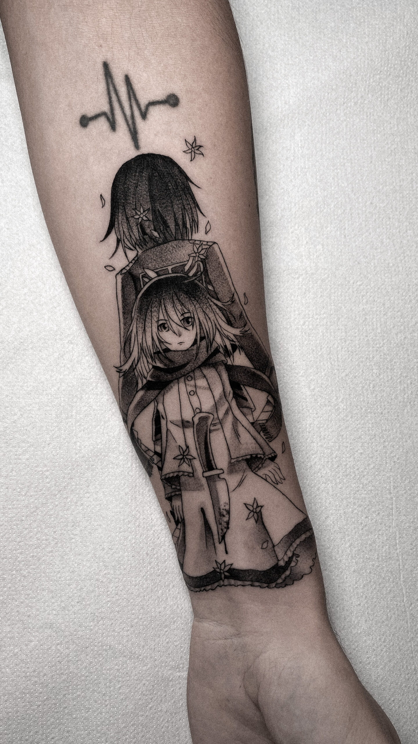 Tatuaje de personaje anime en estilo fineline con sombreado en brazo, transmitiendo introspección.