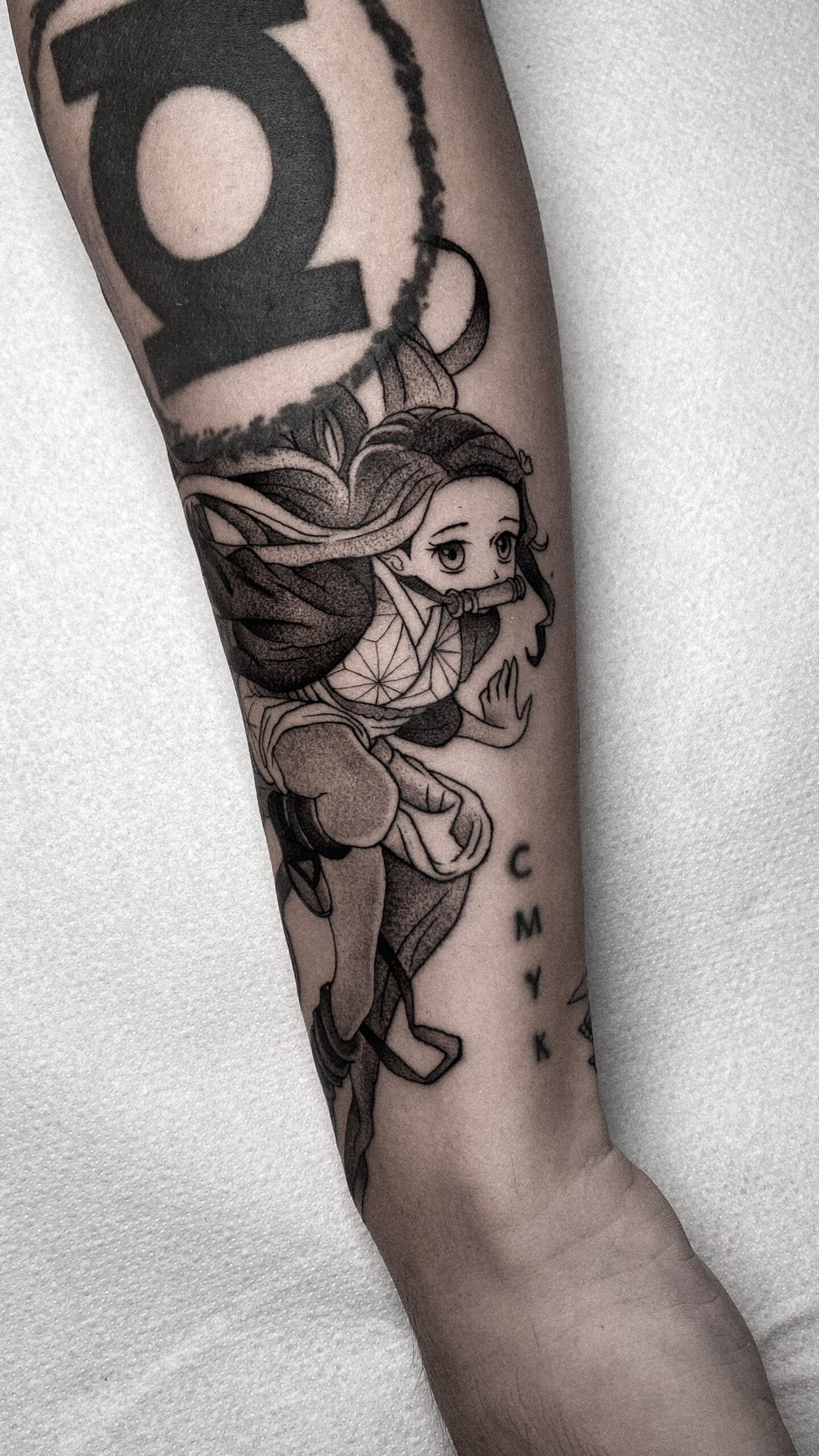 Tatuaje de personaje de anime en estilo blackwork con líneas finas en el brazo, transmitiendo agilidad.
