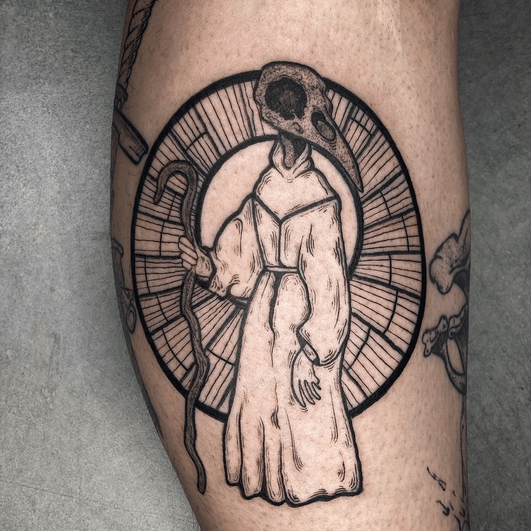Tatuaje de doctor de la peste en estilo blackwork con sombreado en la pierna, transmitiendo misterio.