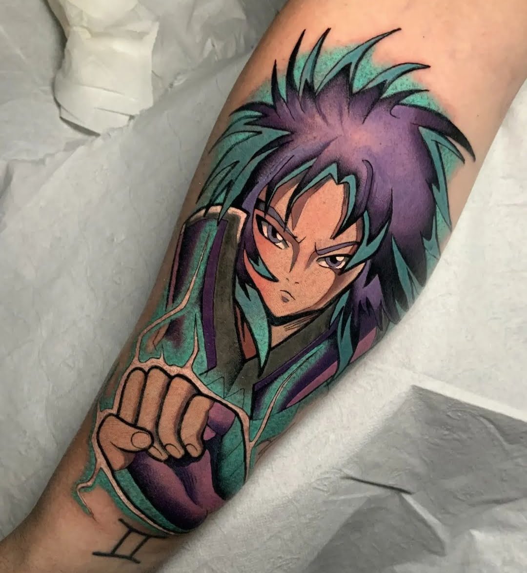 Tatuaje de personaje anime con estilo neotradicional en el brazo, técnica colorida y detallada.