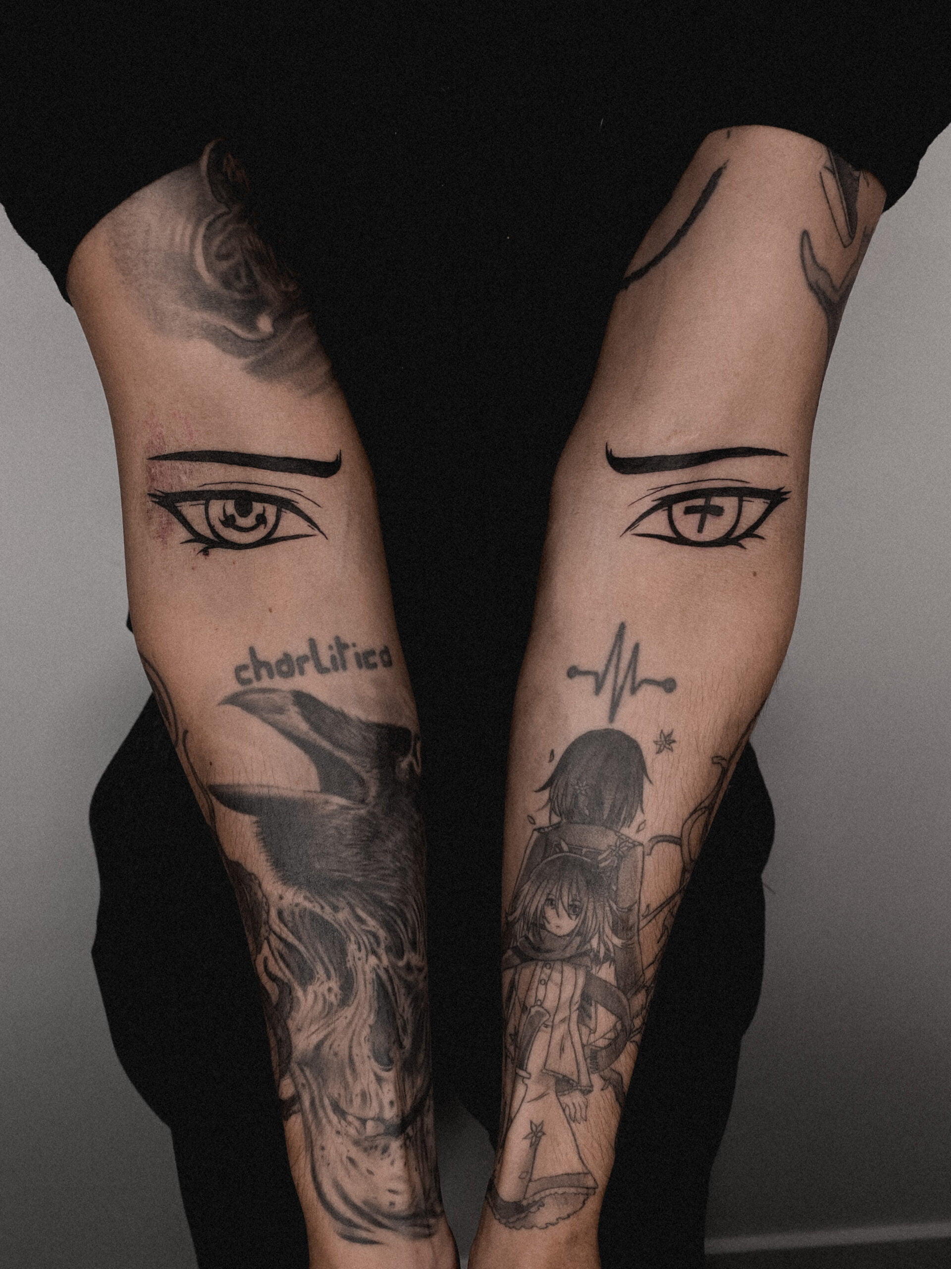 Tatuaje estilo manga en los brazos con líneas finas y detalles negros