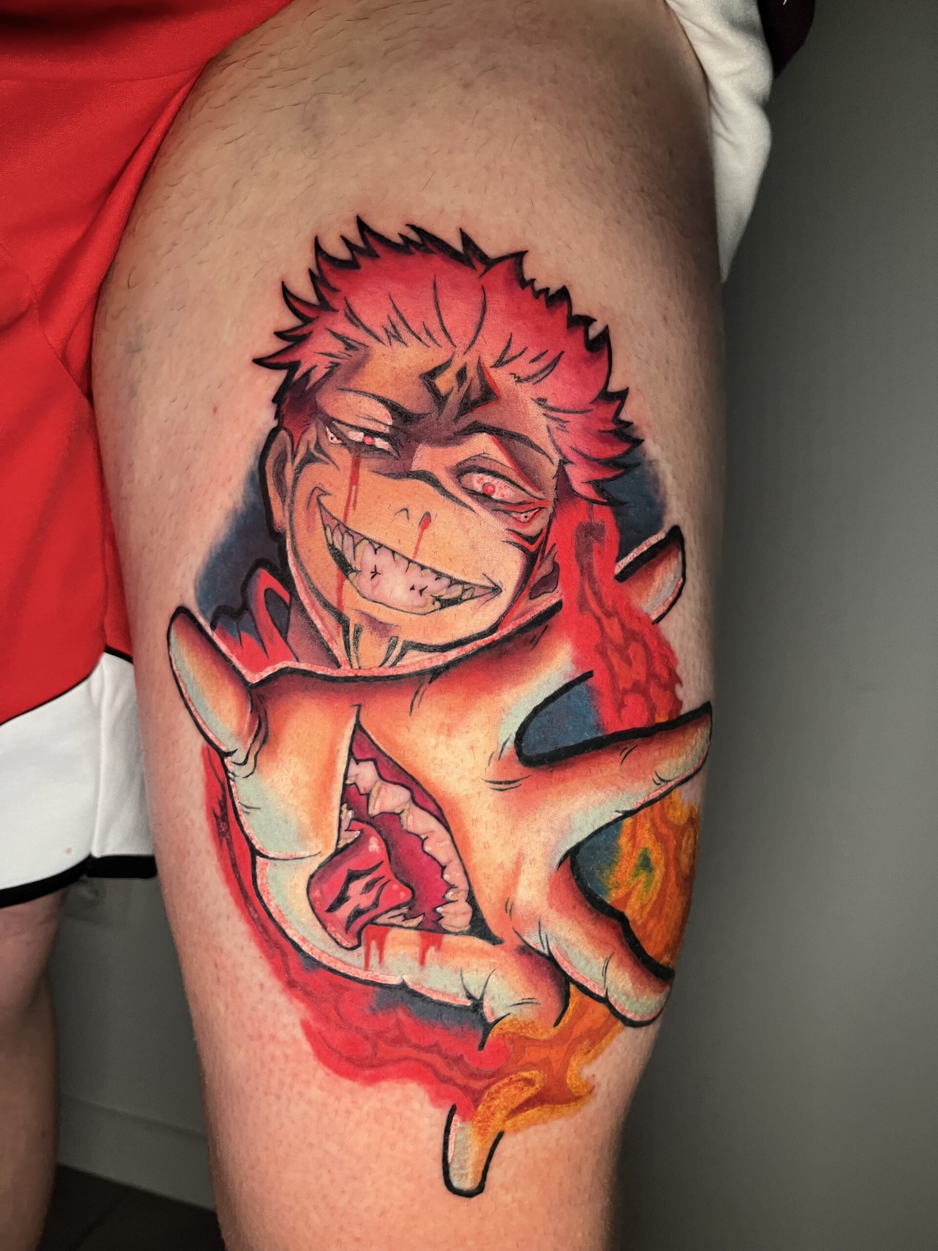 Tatuaje de personaje de anime estilo neotradicional con colores vibrantes en el muslo
