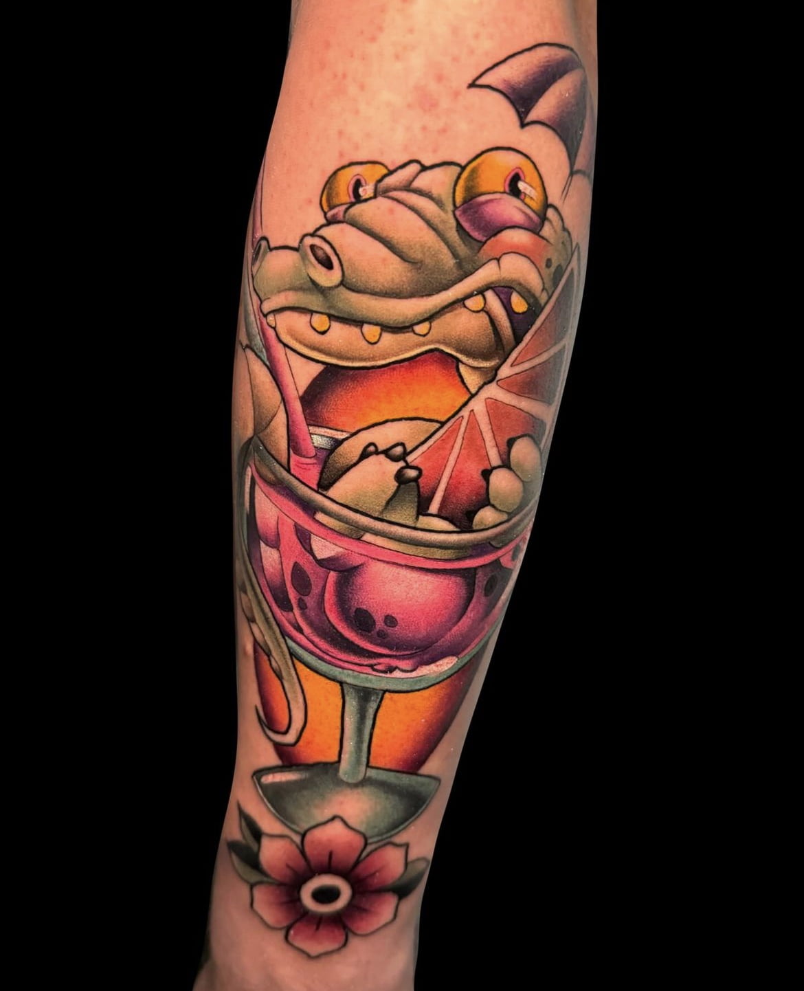 Cocodrilo en vaso de cóctel estilo neotradicional en pierna.