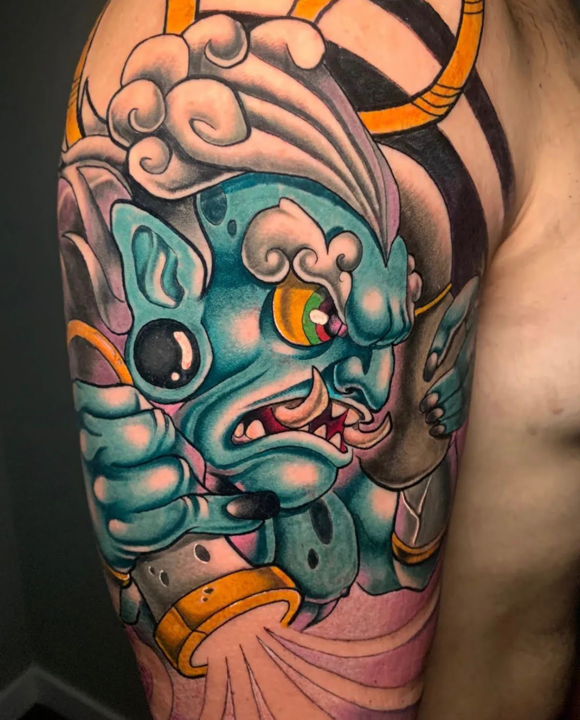 Personaje Oni en estilo neotradicional con colores vibrantes en el brazo.