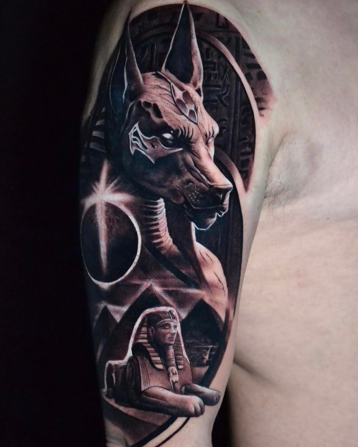 Tatuaje de Anubis en el hombro con símbolos egipcios