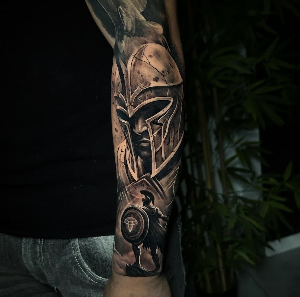 Tatuaje realista de un guerrero espartano en el antebrazo.