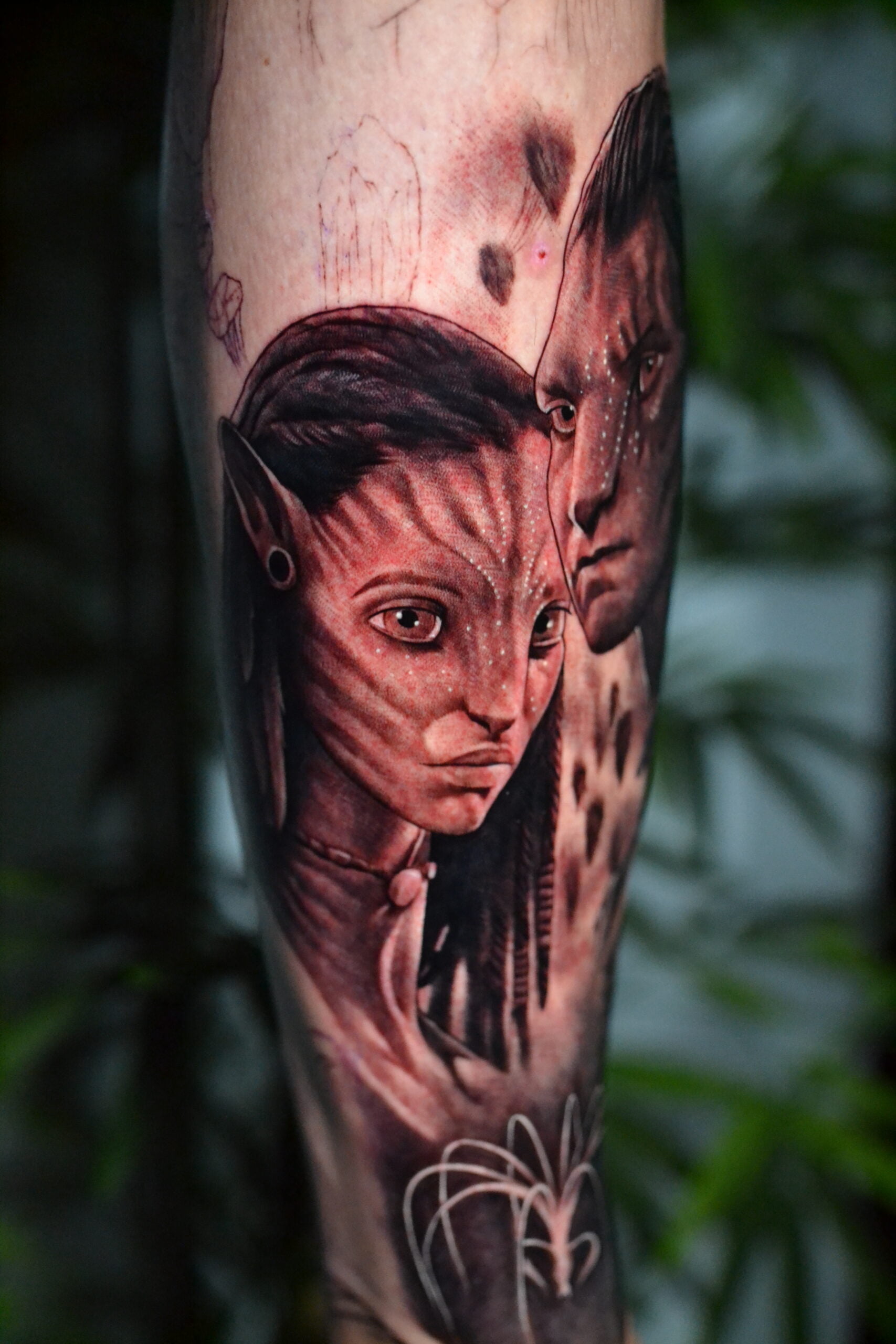 Tatuaje realista de personajes inspirados en Avatar.